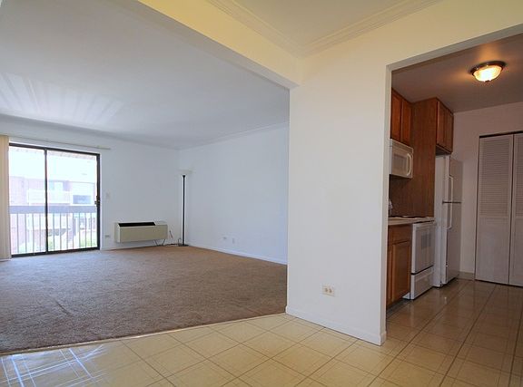 4th image of 920 N Lakeside Dr APT 3B