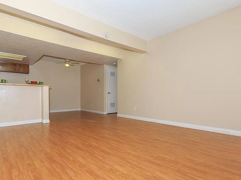 Barstonian Apartments — Photo 18