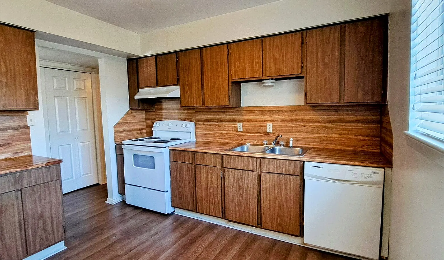 Nice, CLEAN Two Bedroom, One Bathroom Apartment for Lease — Photo 4