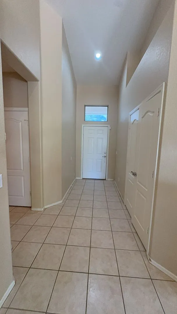 Open floor plan — Photo 2