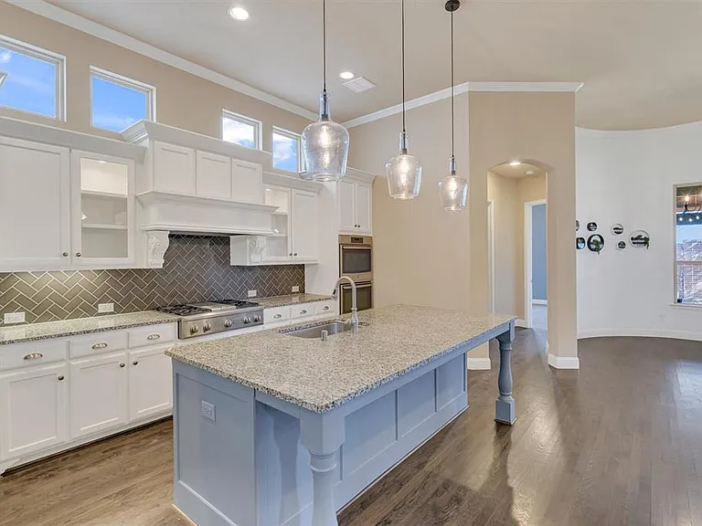 7336 Champagne Dr — Photo 7