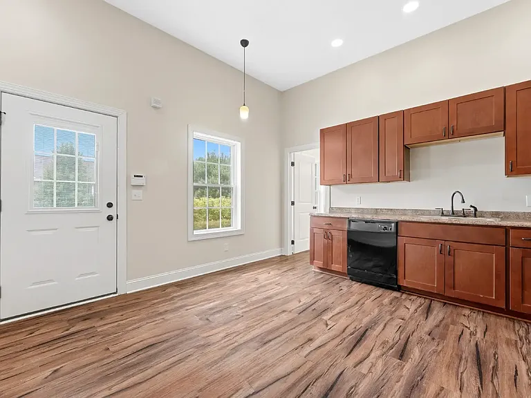 107 Trescott Ln — Photo 3