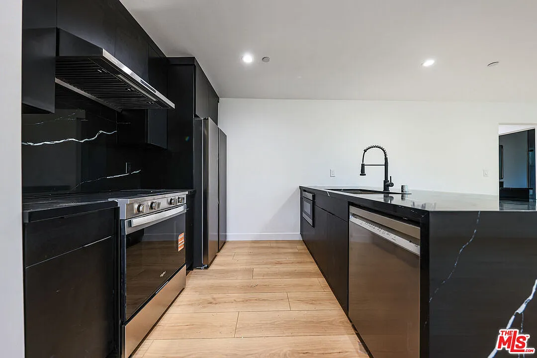 3 bed, 2.0 bath, 1202 sqft, $4,949 — Photo 3