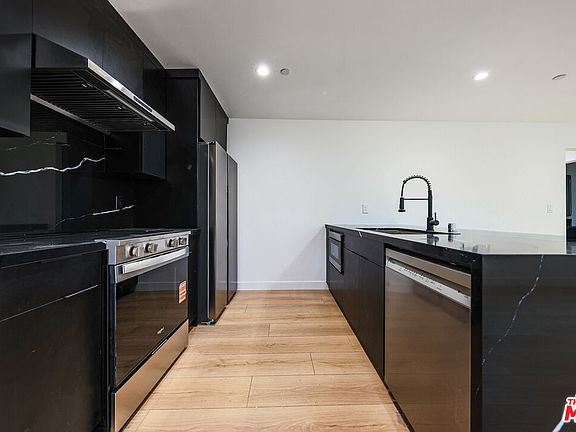 3rd image of 1525 S Carmelina Ave #1527-1/2