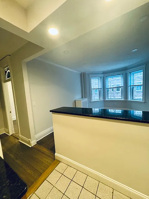 Building Photo - 102 Queensberry St #8