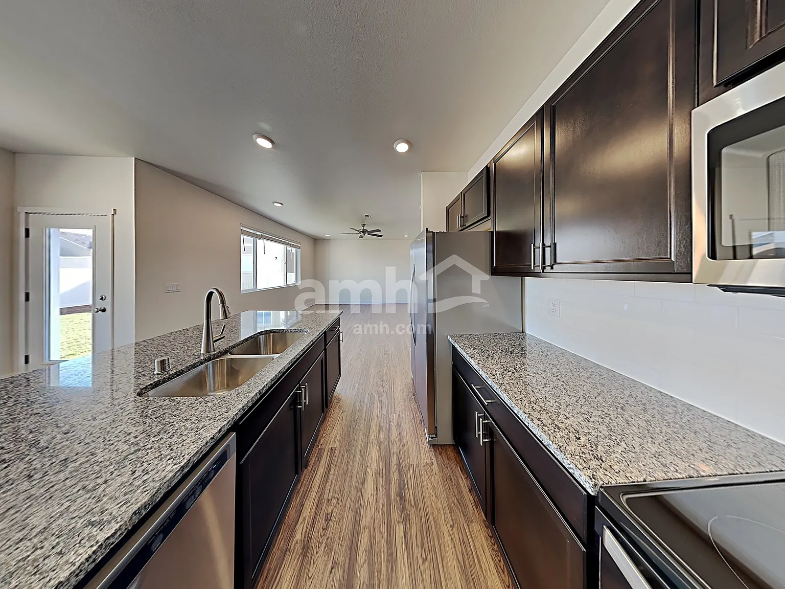 3 bed, 2.5 bath, 1697 sqft, $3,010 — Photo 4