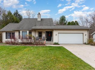 204 Highland Dr, Rockford, MI 49341