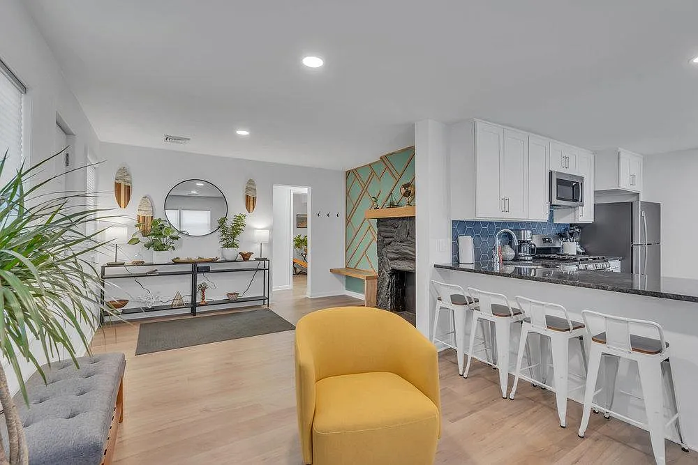3 bed, 800 sqft, $2,600 — Photo 1