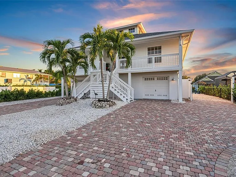 2736 Gulfview Dr — Photo 2