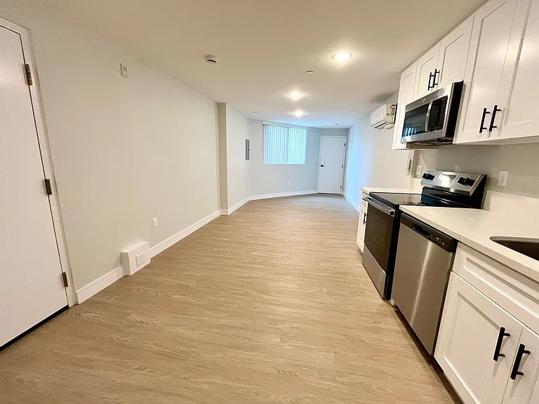 747 Gayley Ave — Photo 9
