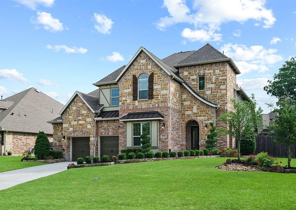 Former model with 4 bedrooms, 3.5 baths and 2 car extended garage. Over 12,000 sqft lot provides for large front AND back yards. Only 2 of these floorplans in the entire community.