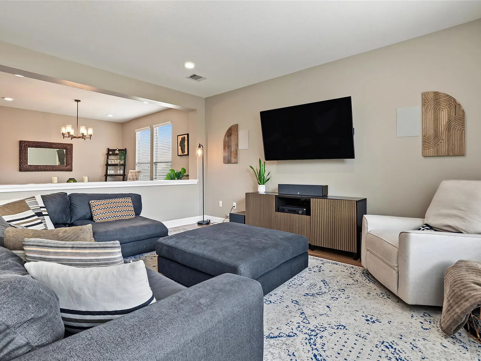 3 bed, 2.0 bath, 1983 sqft, $2,900 — Photo 3
