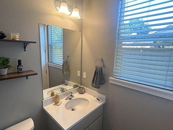 5th image of 860 Amore St