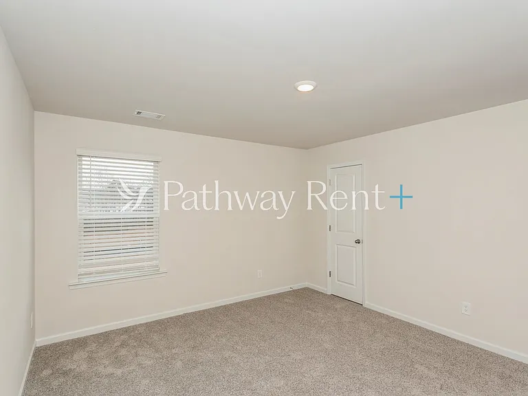 628 Mackenzie Cv — Photo 12