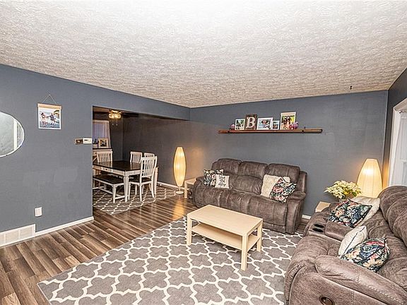 4th image of 9570 Greenway Dr