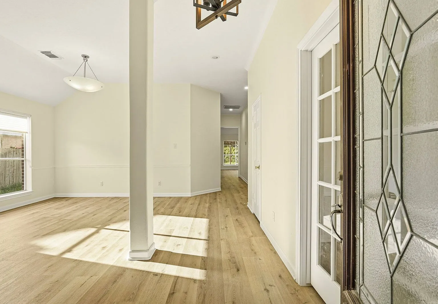 3 bed, 2.0 bath, 2294 sqft, $2,100 — Photo 3