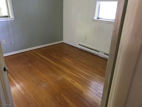 4th image of 39 Lakeshore Dr E