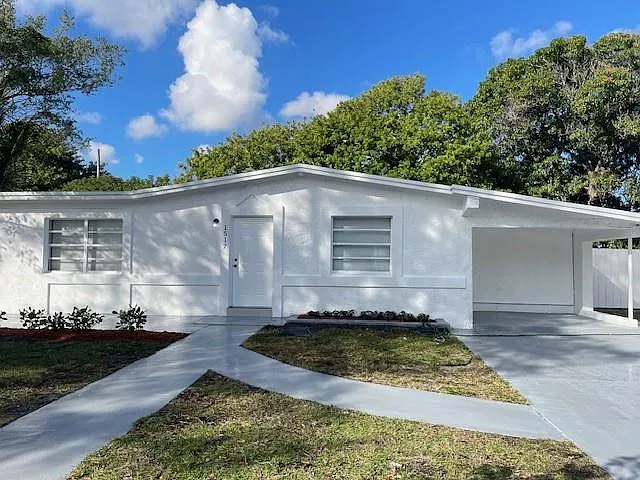 4 bed, 2.0 bath, 1346 sqft, $2,900 — Photo 2