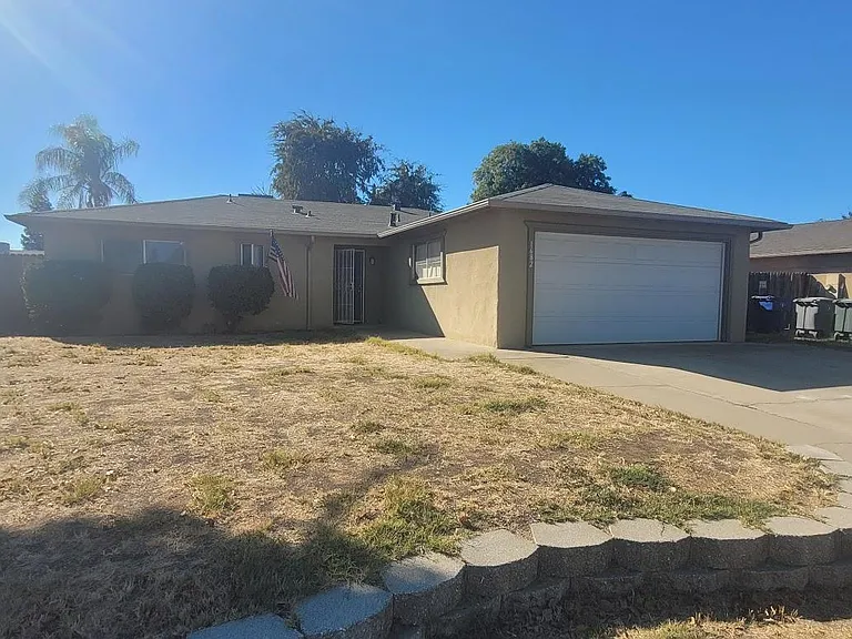 1682 Griffith Ave — Photo 2