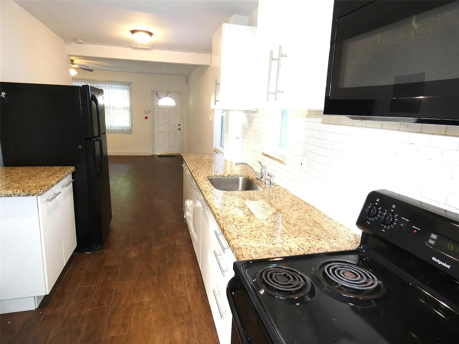 3 bed, 1.0 bath, 1022 sqft, $2,550 — Photo 4