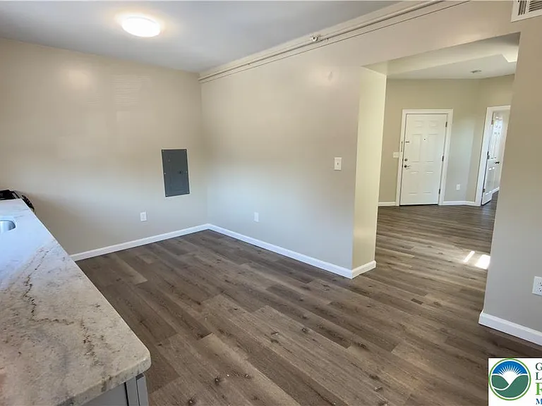 801 W Broad #3 — Photo 22