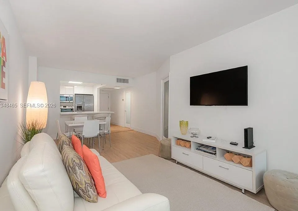2301 Collins Ave #927
