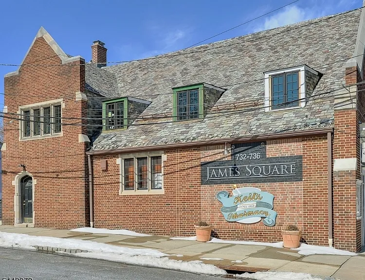 1 Laurel Pl — Photo 1