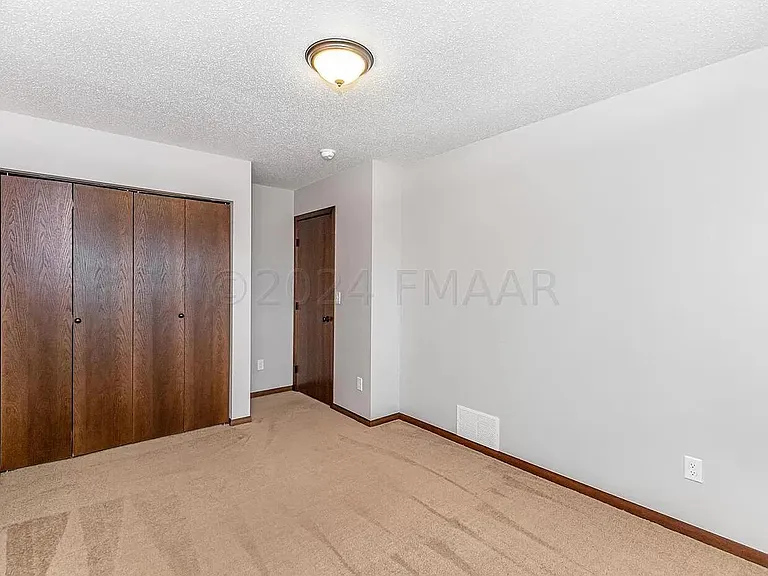 617 5th St E — Photo 29