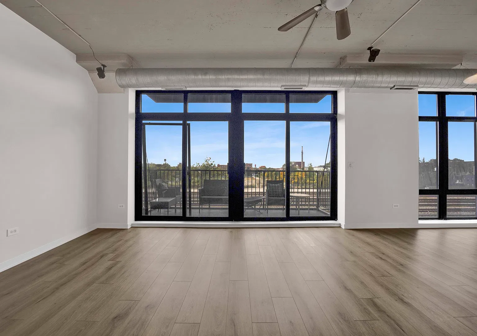 1 bed, 988 sqft, $2,400 — Photo 2