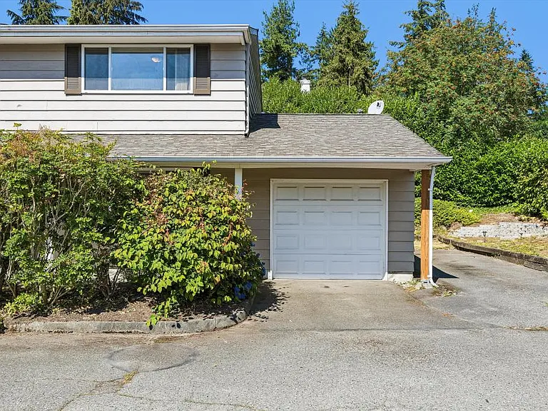 Front of home w/ garage