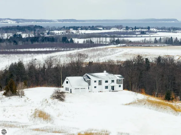 6707 Huntsman Dr, Williamsburg, MI 49690