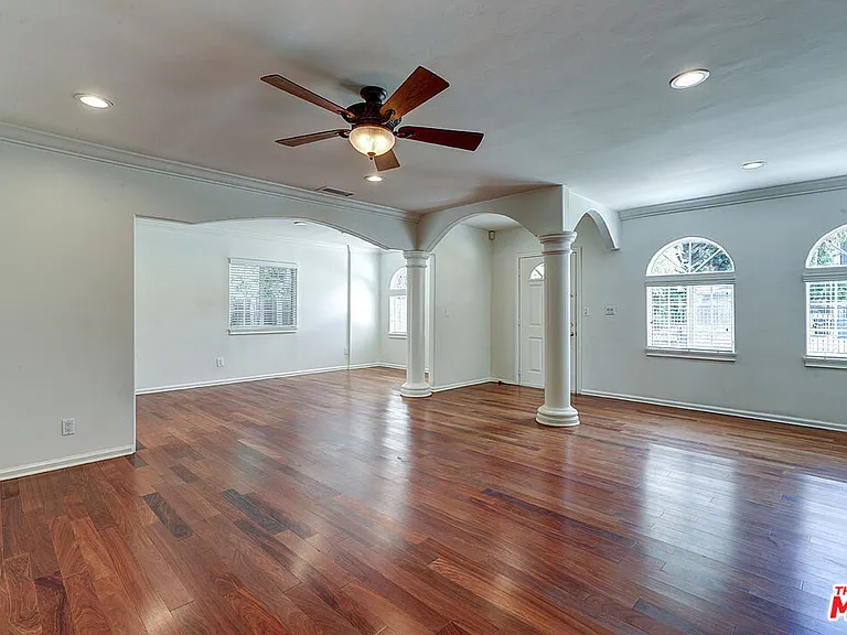 15601 Morrison St — Photo 4