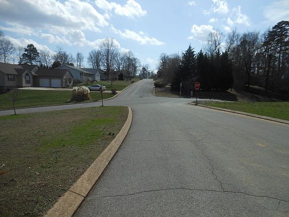 5th image of 401 Fallen Leaf Dr