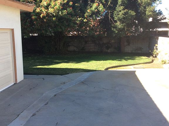 5th image of 13617 S Mariposa Ave