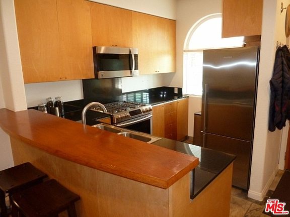 3rd image of 1457 Centinela Ave APT 5