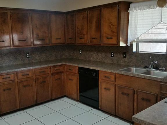 3rd image of 215 San Saba Dr