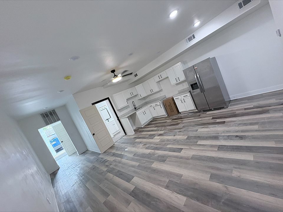 1st image of 909 Ross Ave #1