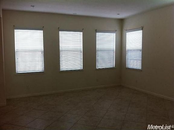3rd image of 727 S Comunidad St