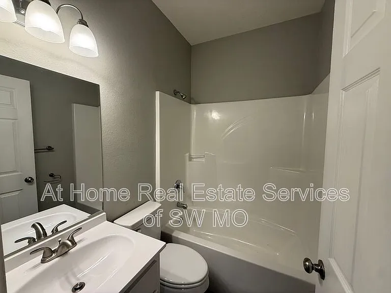 1080 S Mission Ave — Photo 7