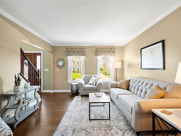 5th image of 204 Elmhurst Cir