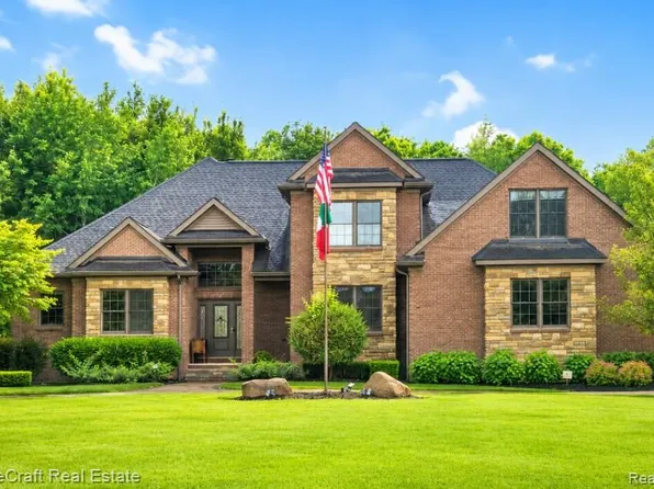6932 Sunset Dr, South Lyon, MI 48178