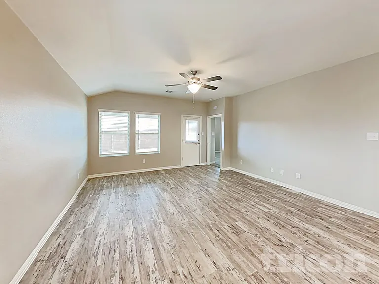 275 Sunshine Ln — Photo 3