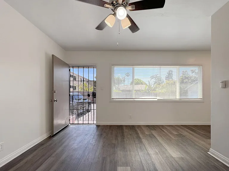 2515 Olive Ave — Photo 1