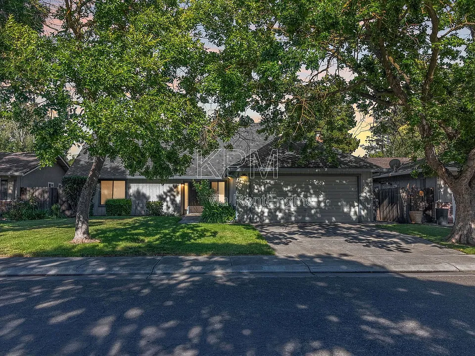 2828 Smoke Tree Cir