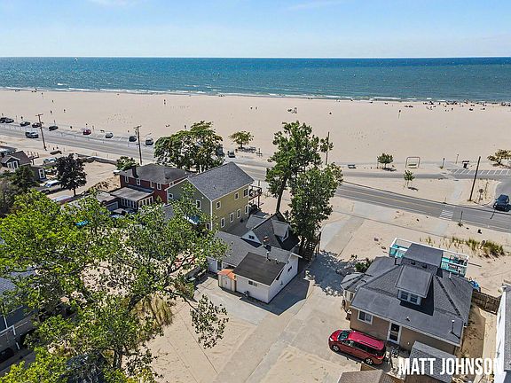 5th image of 1682 Beach St
