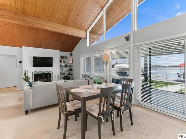 552 W Lakeshore Dr, Lincoln, NE 68528