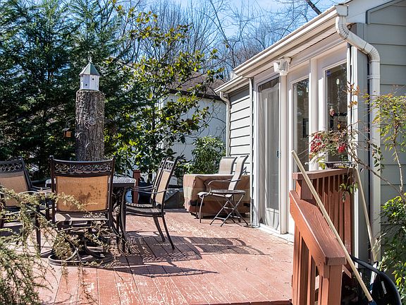 Deck ajoining kitchen