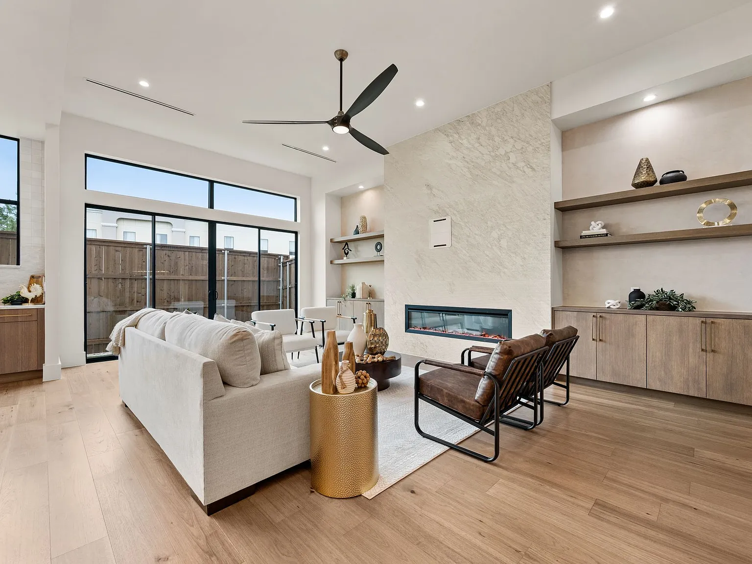 3 bed, 3.5 bath, 3315 sqft, $10,000 — Photo 3