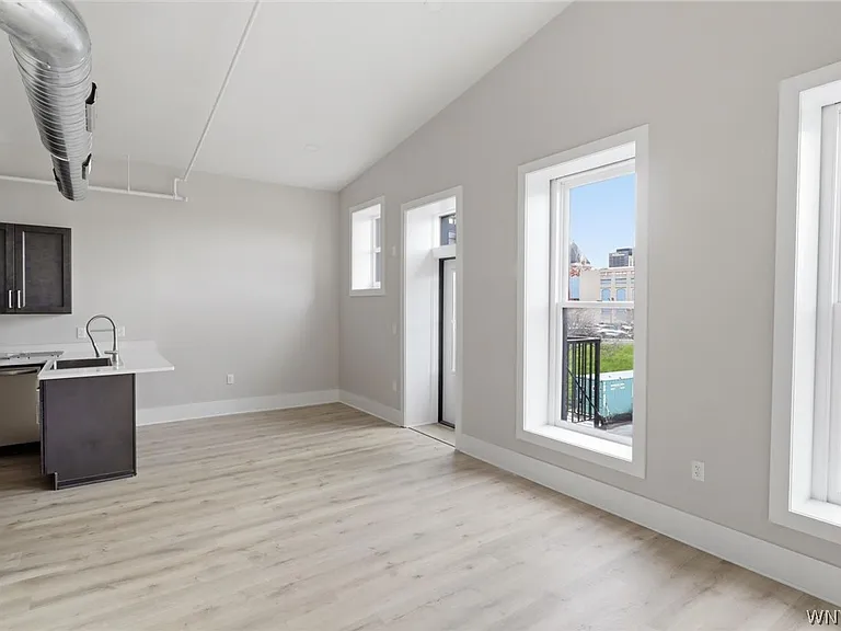 136 Seneca St — Photo 9