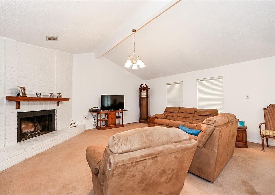 1st image of 910 Arrow Lake Dr